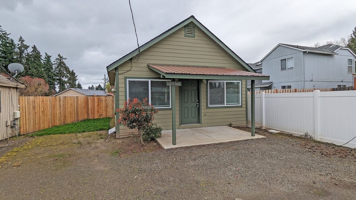 Foto principal - 2 bedroom 1 bath single level home
