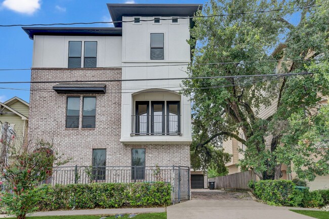 Building Photo - 3 Story Heights Townhome!