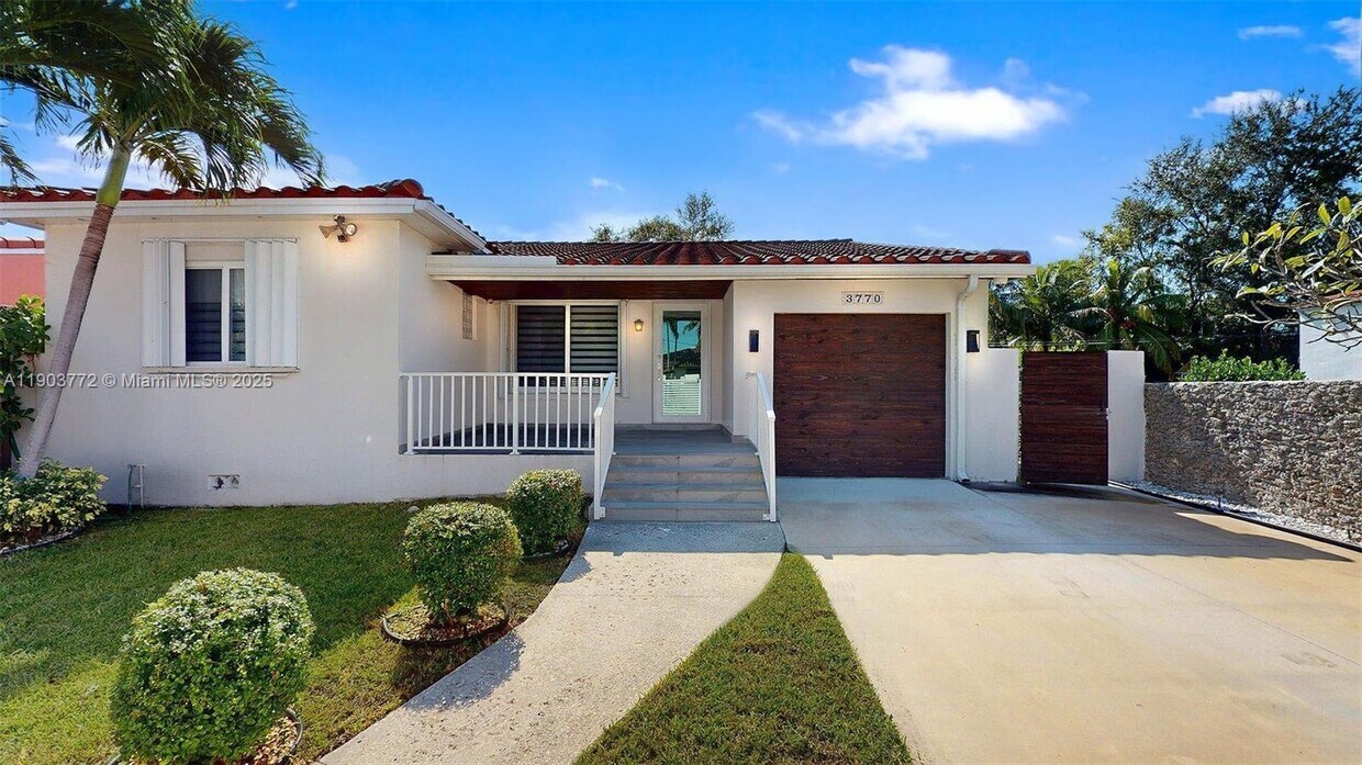 Foto principal - 3770 SW 1st St