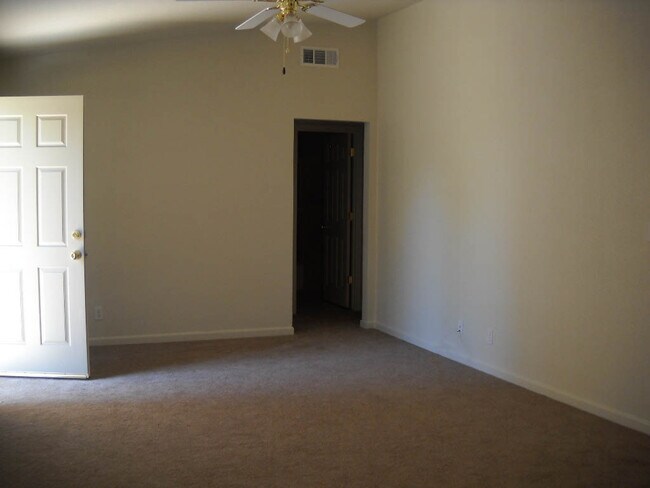 Foto del edificio - Remodeled and updated home offering nice amenities.