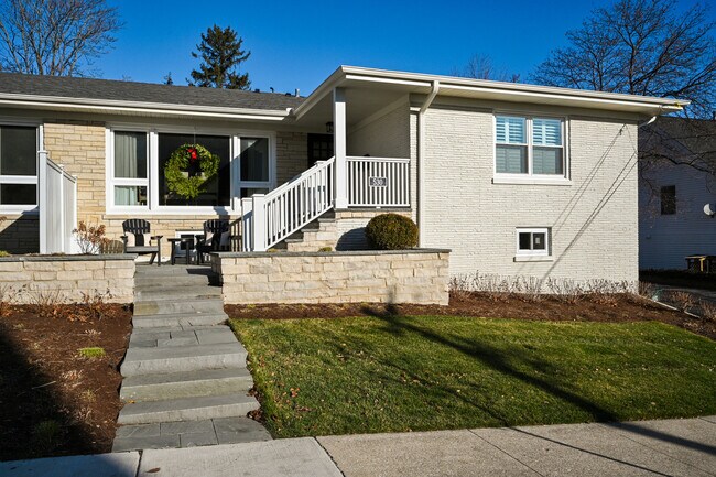 Building Photo - 530 Anthony St