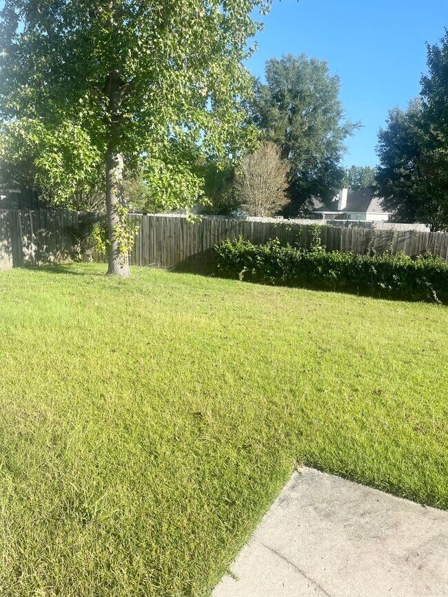 Foto del edificio - 4 bedroom! Fenced Yard! Newly painted! Com...