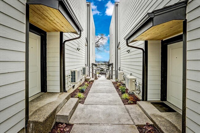 Walk way - 1620 S G St