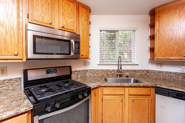 Foto del edificio - AVAILABLE FOR IMMEDIATE OCCUPANCY