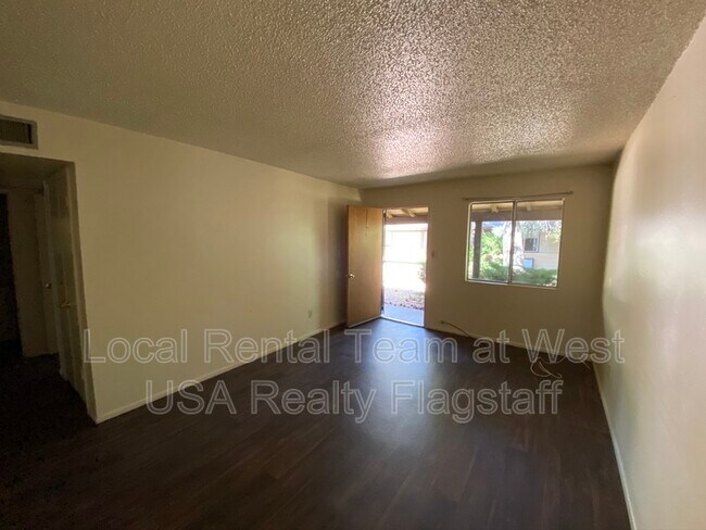 Building Photo - 2219 E Dortha Ave