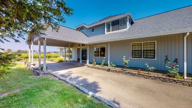 Foto del edificio - Beautiful 4 bedroom 3.5 bath Home with 2 c...