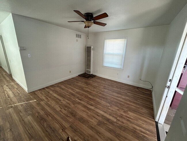 Foto del edificio - Why rent an apartment when you could have ...