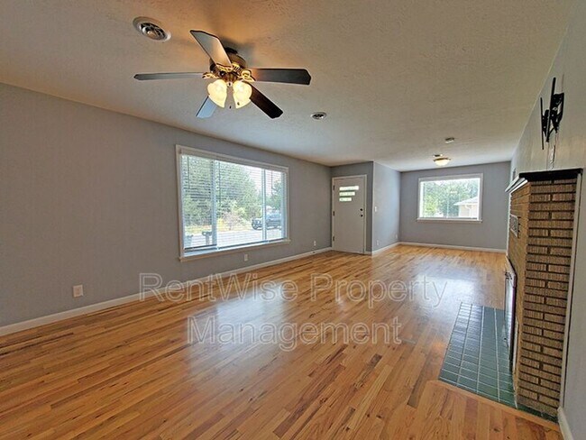 Building Photo - 1139 N Shamrock Ave