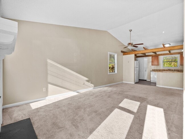 Building Photo - Townhome Beauty!