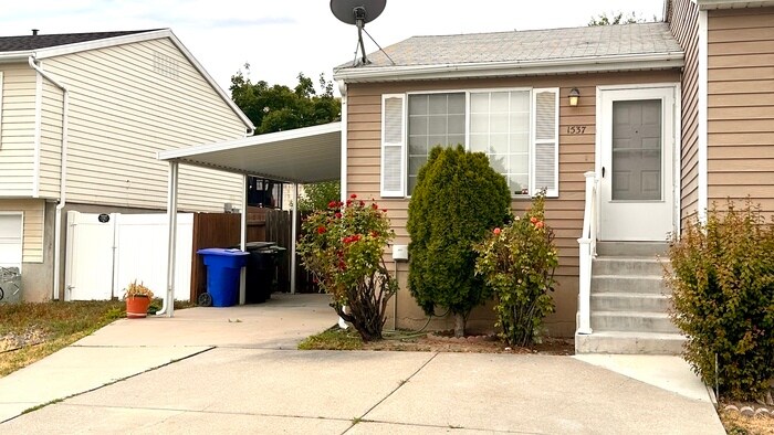 Remodeled 4 Bedroom Townhome! - Remodeled 4 Bedroom Townhome!
