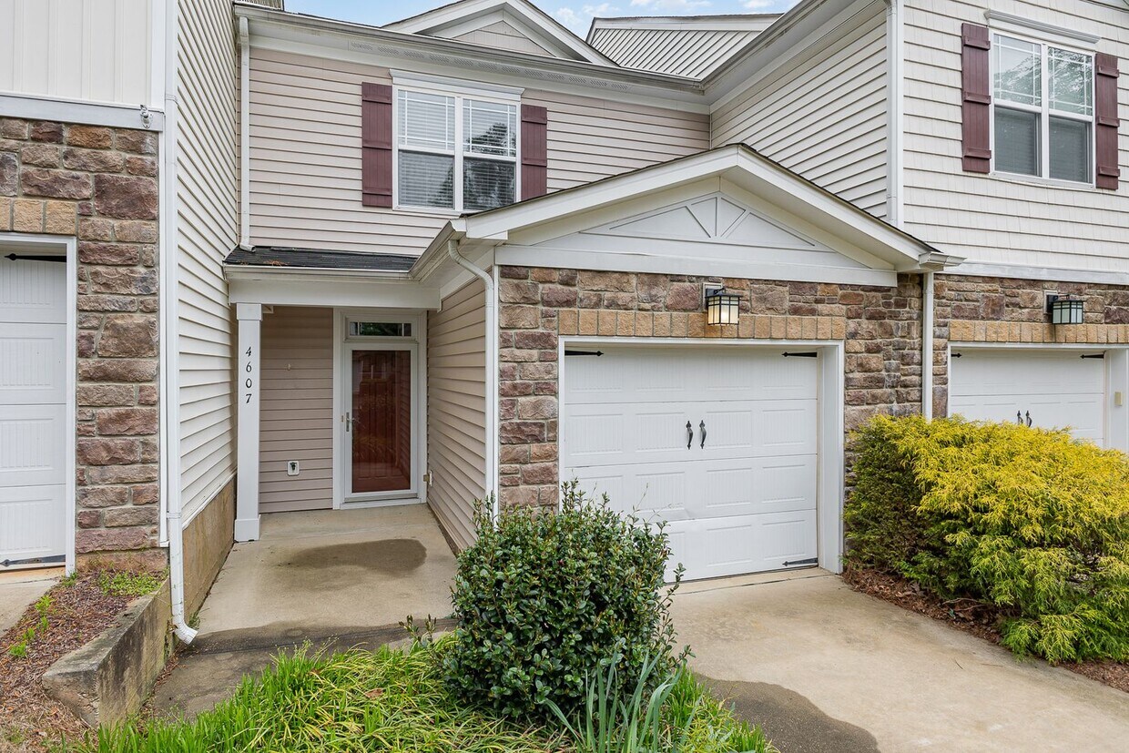 Foto principal - Charming 2-Bedroom Townhome Convenient to ...