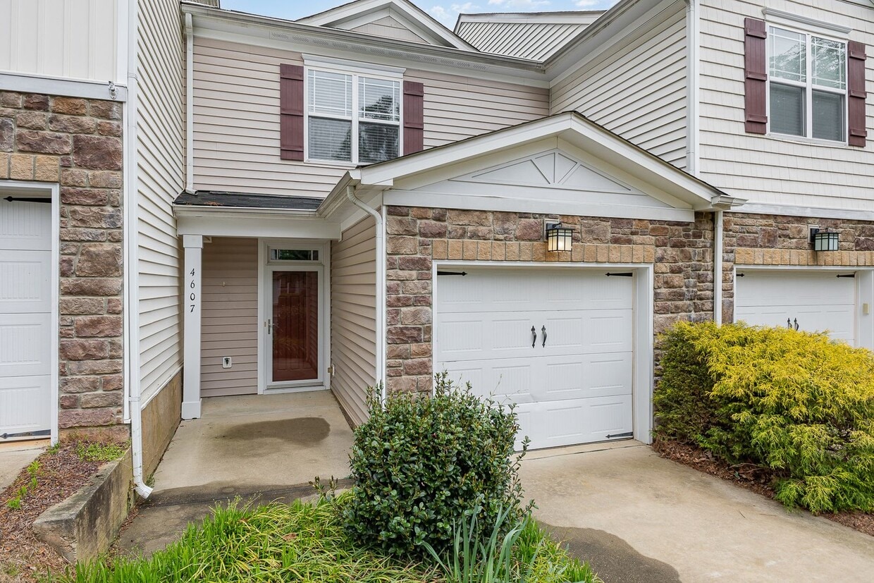 Primary Photo - Charming 2-Bedroom Townhome Convenient to ...