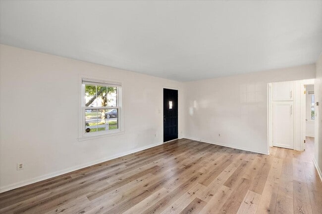 Foto del edificio - 548 E Maplehurst Ave