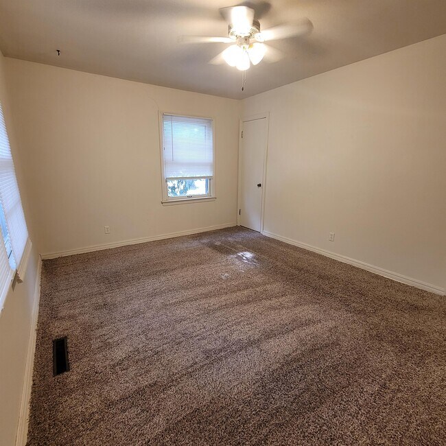 Building Photo - 928 Dellrose