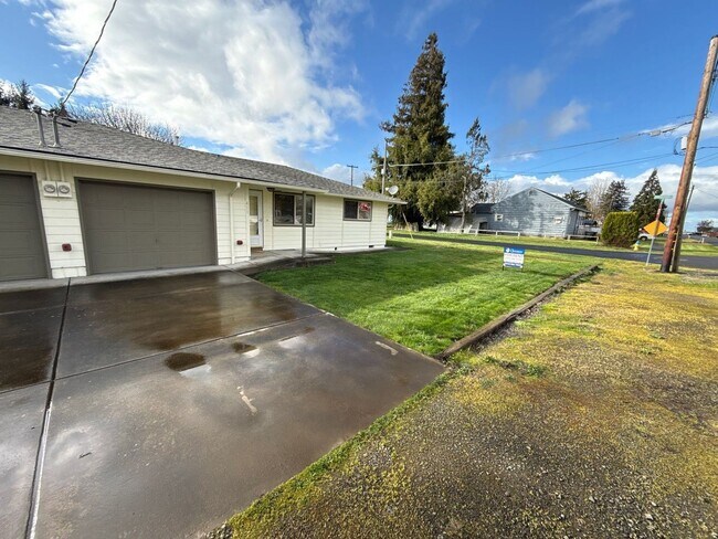 Foto del edificio - 411 E 3rd St