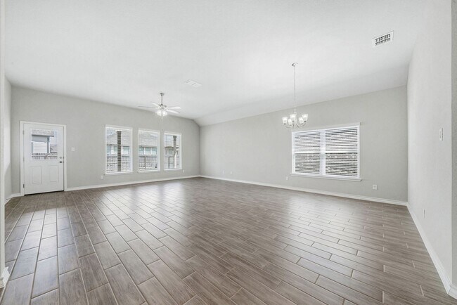 Foto del edificio - Charming Home Awaits: Spacious & Modern Li...