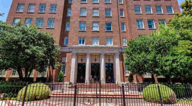 Entrance 1st level - 2250 Highland Ave S