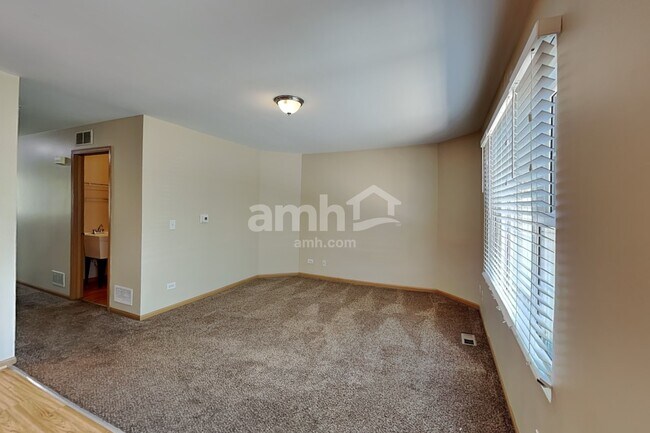 Foto del edificio - 481 Pheasant Chase Dr