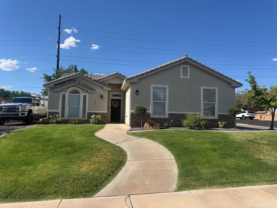 Primary Photo - PET FRIENDLY!! $1000 incentive if lease is...