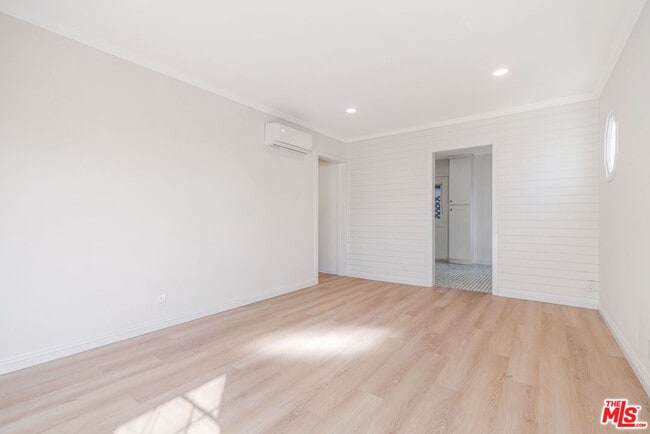 Building Photo - 2310 1/2 Pisani Pl