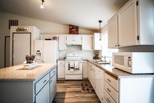 Building Photo - Updated 3 Bed 2 Bath Rambler on Quiet Cul ...