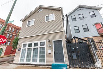 Building Photo - 700 N Noble St