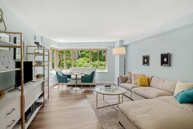 Foto del edificio - 1350 N Ritchie Ct