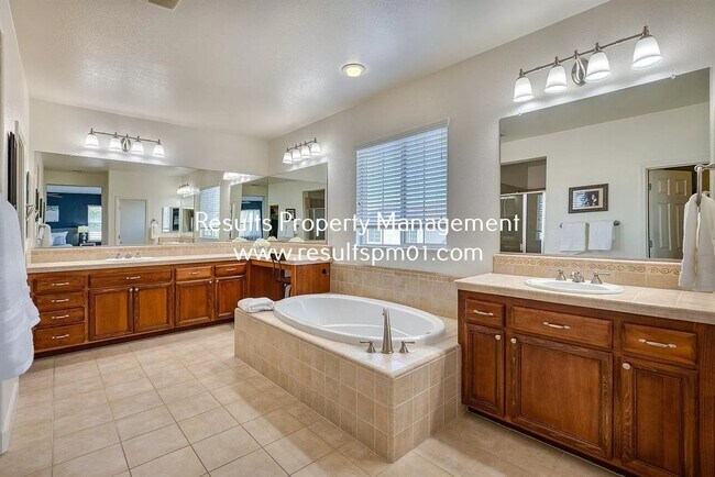 Foto del edificio - Spacious and upgraded 4 Bed 3 Bath Roseville Home