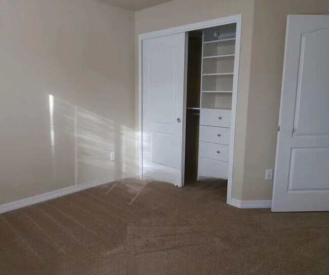 Foto del edificio - $500 off January rent !!! Two Story Town Home in Gold Hill Mesa