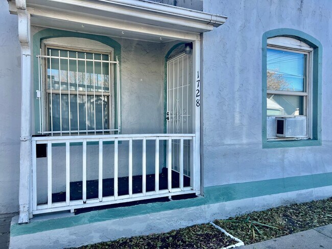 Foto del edificio - Charming 2 bedroom 1 bath ranch style duplex