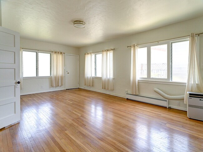 Living Room - 2025 Corinth Ave