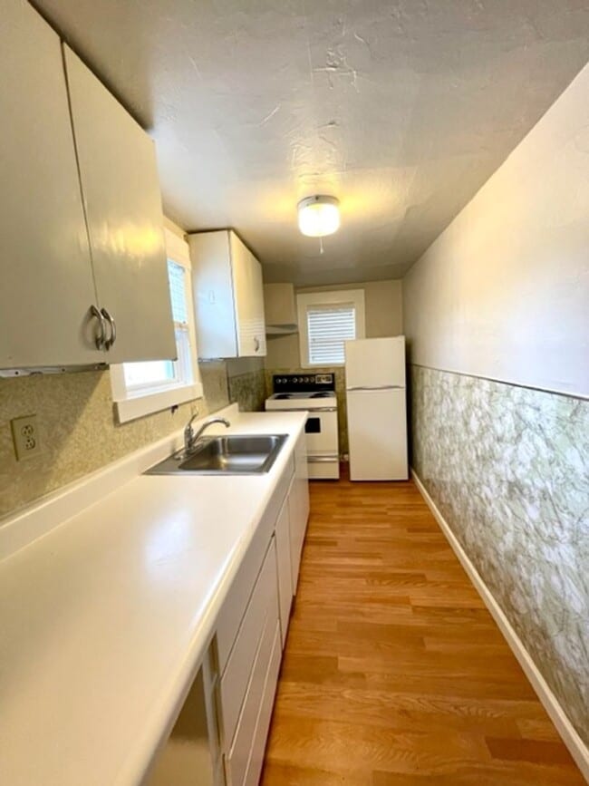 Building Photo - Cute westside cottage, close to downtown  ...