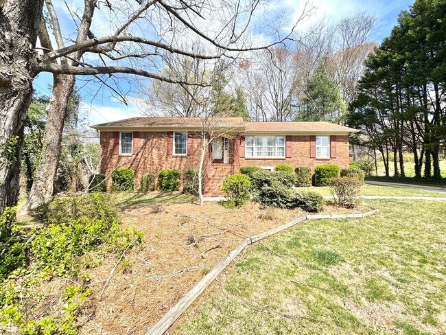 Foto del edificio - Updated 3 Bedroom Convenient to W Friendly Ave & New Garden Rd!