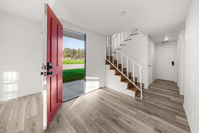 Foto del edificio - Large Renovated 3bed x 2.5bath Townhouse with Private Patio & 2-Car Garage