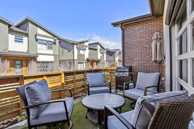 Foto del edificio - 3 Bedroom Townhome in Aurora
