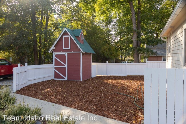 Foto del edificio - 4 br, 2.5 bath House - 531 E 3rd Street