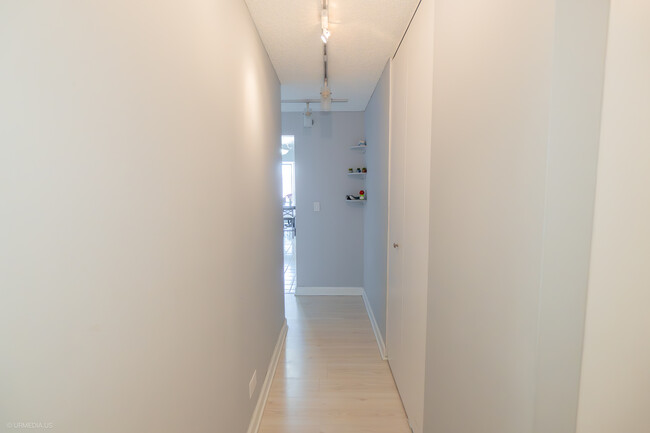 Foto del edificio - 70 W Huron St
