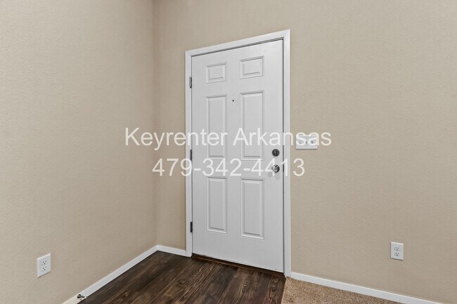 Foto del edificio - Beautiful home Located in desirable west Fayetteville neighborhood with playground