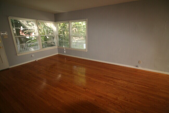 Building Photo - 1122 N Fuller Ave