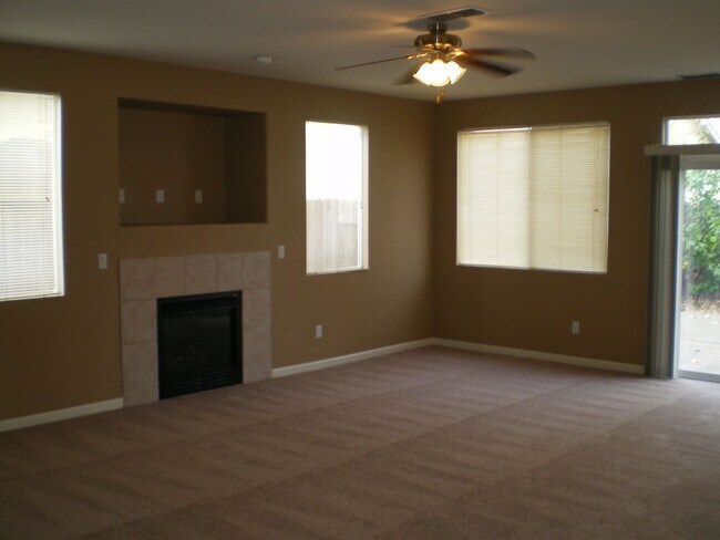 Foto del edificio - Natomas 4bd/2.5bth Single Family Home