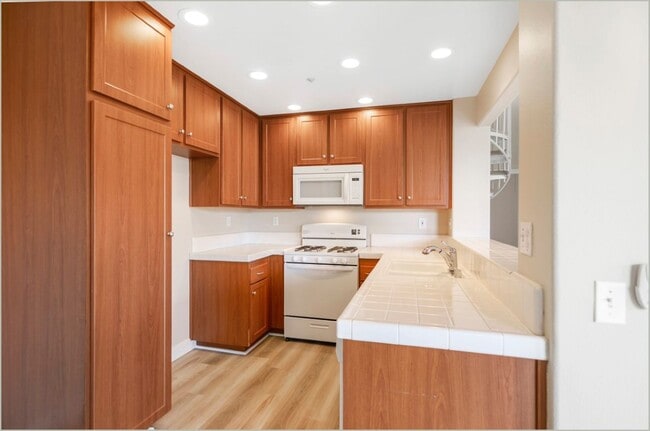 Building Photo - Tustin 2 Bedroom plus a Loft