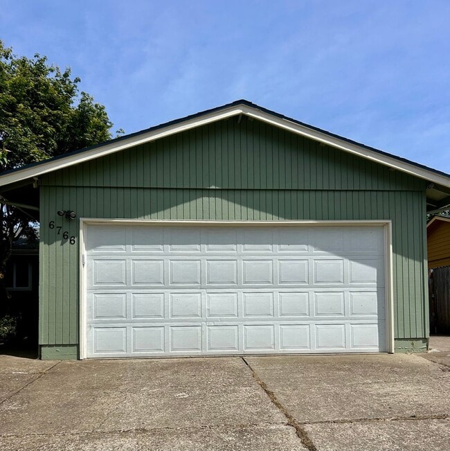 Building Photo - Charming Single Level Home - Keizer