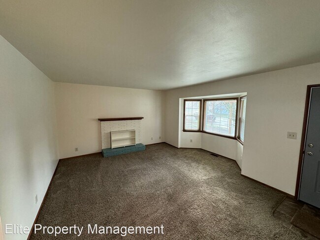 Foto del edificio - 3 br, 1.5 bath House - 1942 NW Garryanna Pl.