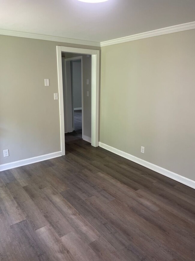 Building Photo - 1652 Sanford Dr