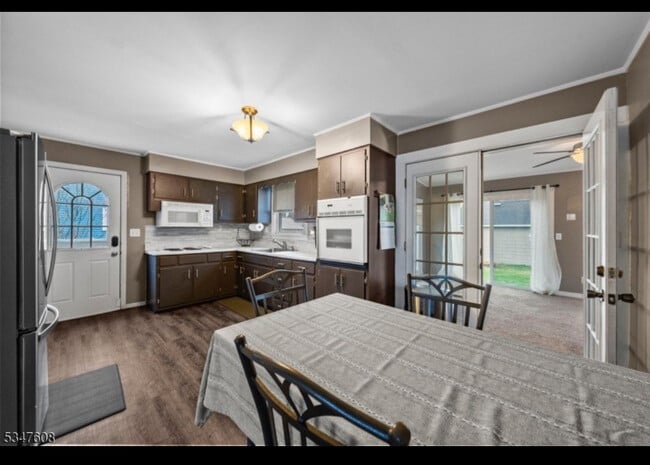 Building Photo - 706 Boesel Ave