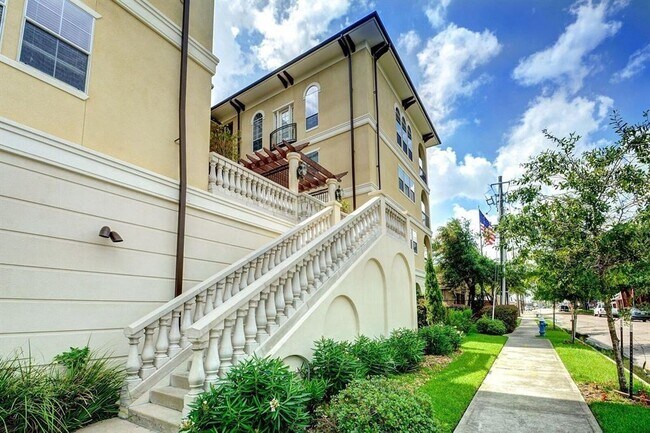 Foto del edificio - 7134 Mapleridge St