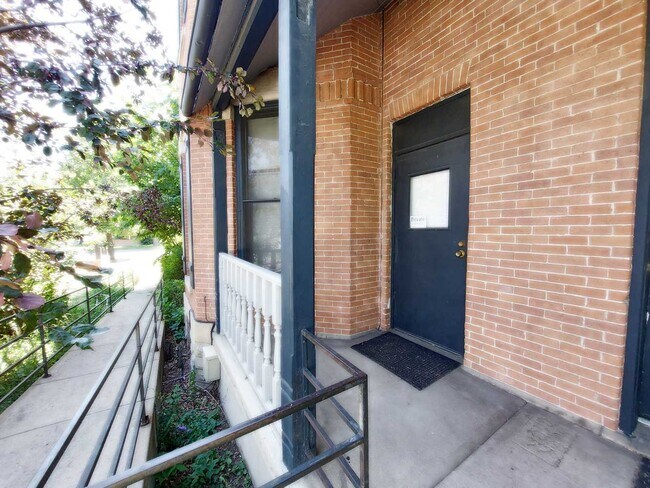Building Photo - 334 E Mulberry St