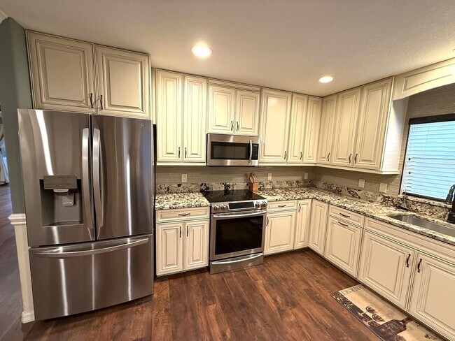 Foto del edificio - NEWLY LISTED!! Beautifully Updated 3-Bed/2-Bath Home in Sarasota!