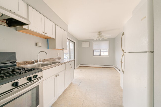 Building Photo - 14821 Kilpatrick Ave