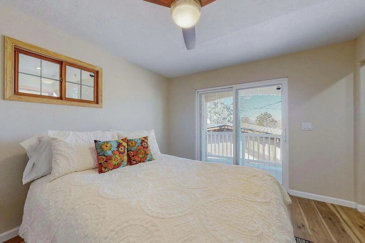 Primary Photo - 1631 Princeton Dr SE